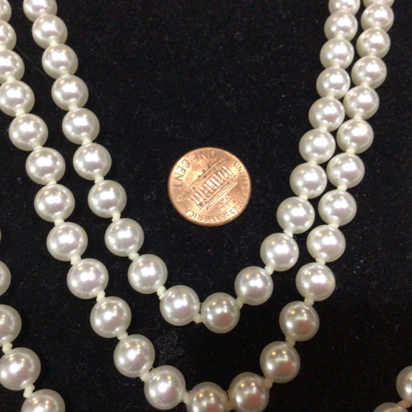 Beautiful three tier pearl necklace with a larger Pearl, surrounded by rhineston - Picture 5 of 5